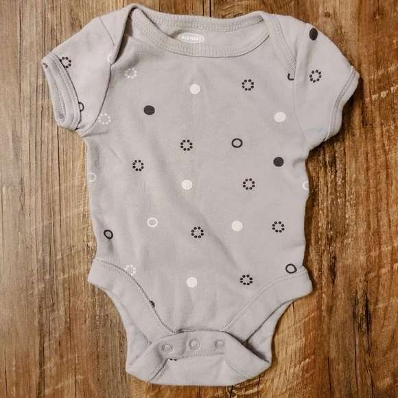 Newborn Unisex/Gender Neutral Old Navy Short Sleeve and Long Sleeve Gray Onesies - Picture 4 of 5